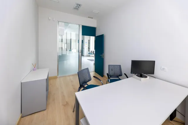 LOCAL COMERCIAL JUNTO AL CAMPUS DE LA SALUD — 10