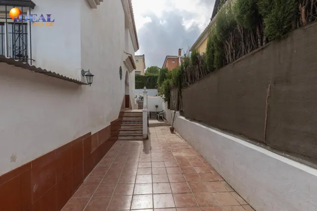 Casa independiente con piscina en La Zubia. — 36