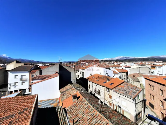 PISO EN VENTA EN NAVALUEGA, EN EL CENTRO DEL  PUEBLO — 23
