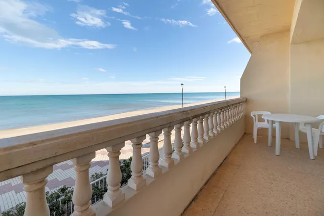 EXCLUSIVA FRENTE AL MAR CON TERRAZAS, LUZ CRUZADA Y CUATRO DORMITORIOS –  PRIMERA LÍNEA DE MAR Y GARAJE. — 33