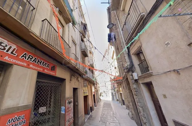 SE VENDE PISO OKUPADO en Calle CARME 25 Manresa (Barcelona). — 2