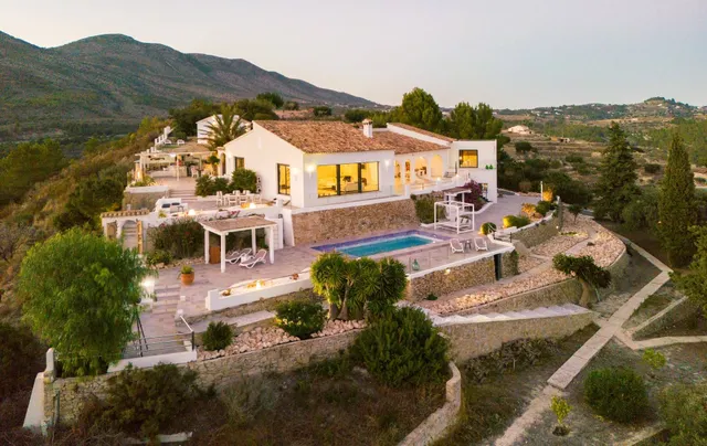 Villa Bernia. Un paraíso en la montaña con vistas al mar en  - foto 5