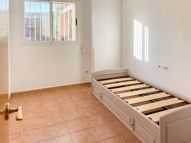 Espectacular piso con terraza y garaje, piscina comunitaria, club de golf y tenis, vigilancia 24 hrs — 7
