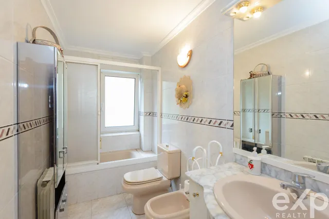 Piso de 3 habitaciones en Oviedo – cocina independiente y excelente potencial — 7