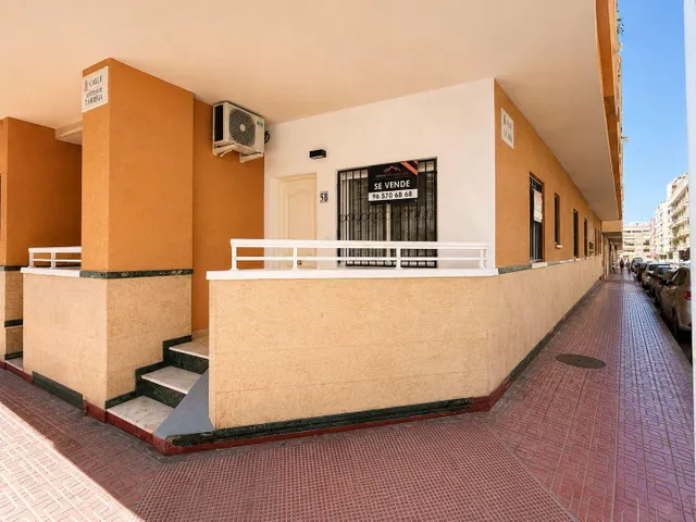 PLANTA BAJA CON ENTRADA INDEPENDIENTE, 2 DORMITORIOS, 2 BAÑOS, TERRAZA Y PISCINA EN EL CENTRO DE TORREVIEJA — 16