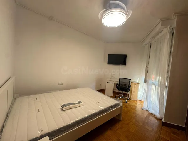 Amplias habitaciones en Alquiler en Piso en la Zona de La Pl - foto 3