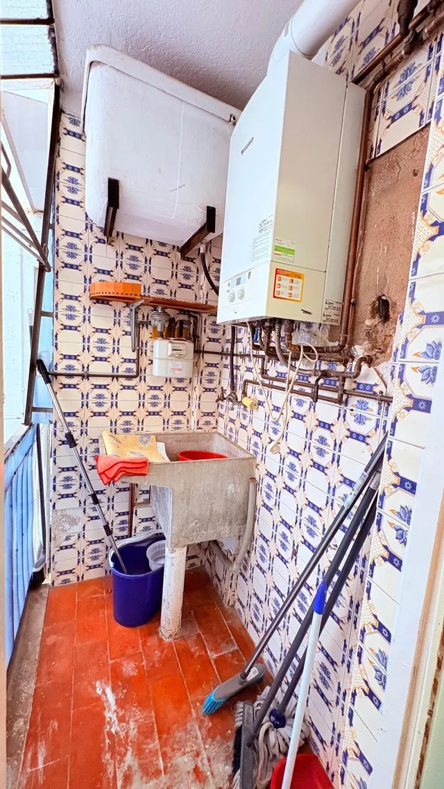 Pis cantoner totalment exterior amb balcó, orientat al sud i ascensor — 9