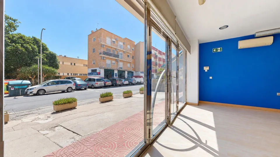 Local Comercial en Excelente Ubicación en Huercal de Almería