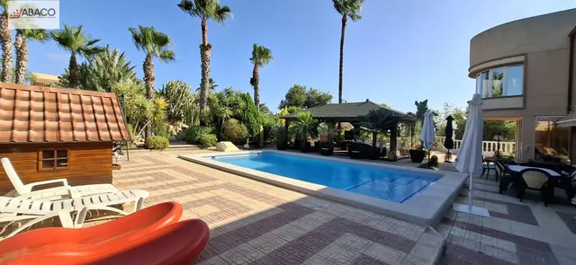 Elegante chalet con maravilloso jardín y vistas privilegiadas. — 36