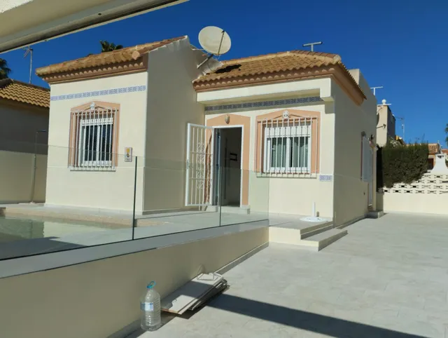 GRAN CHALET EN TORREVIEJA: 2 HAB, 1 BAÑO — 19