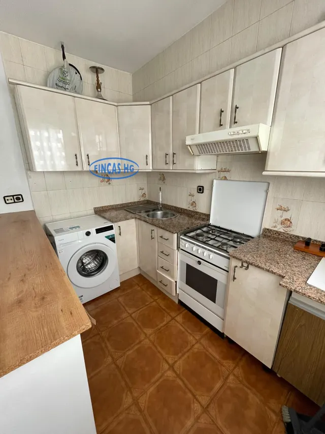 Vivienda situada en el barrio de Altozano, muy próxima a la  - foto 3