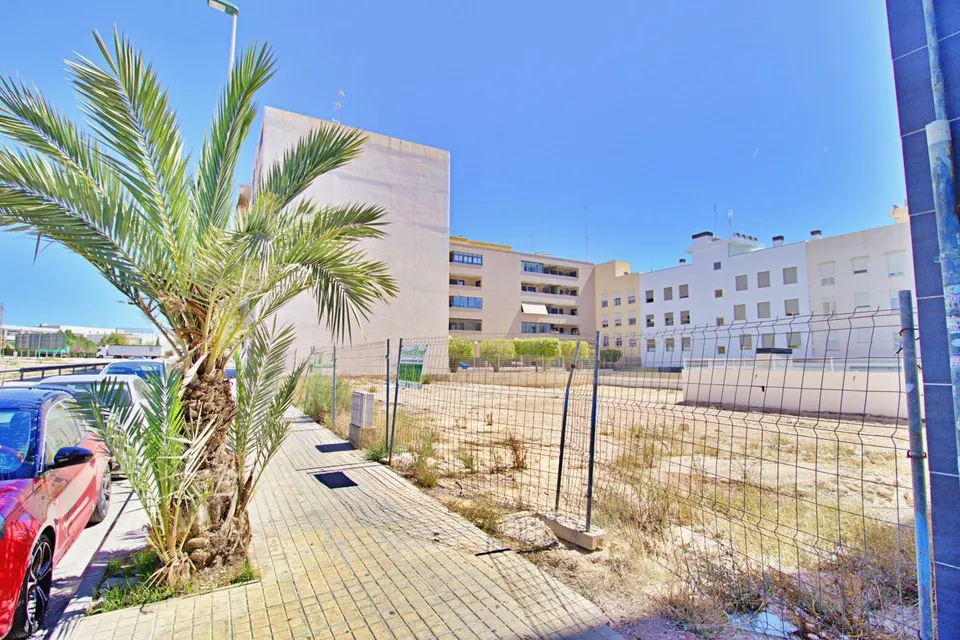 SOLAR URBANO DONDE PUEDES EDIFICAR BAJO + 5 ALTURAS !!