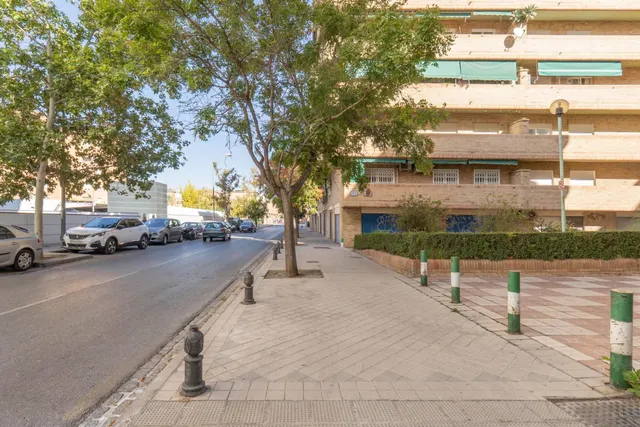 Plaza de garaje cerrado con estanterías en parque Genil cerca de Hospital La Inmaculada — 22