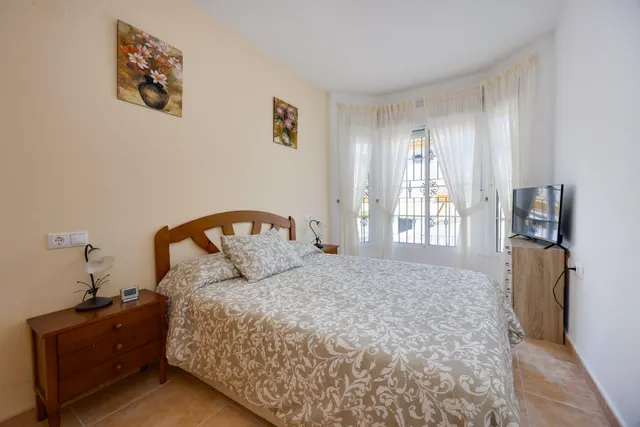 Bungalow con 2 jardines, garaje y piscina comunitaria en Torrevieja, los balcones — 15