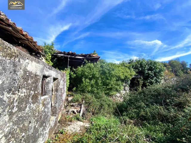 Se vende parcela de 874 m2 con casa de piedra de 247 m2 ambas perfectamente registradas en Esgos (Ourense) — 28