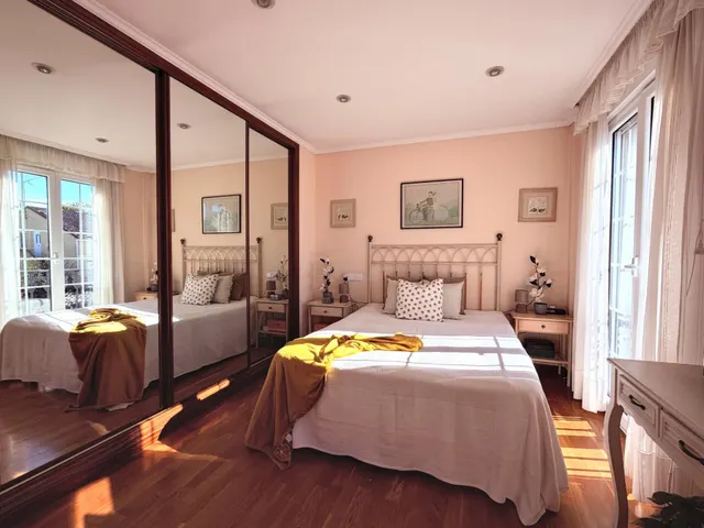 Casa con cuatro dormitorios, terrazas y amplio garaje en Oleiros — 49