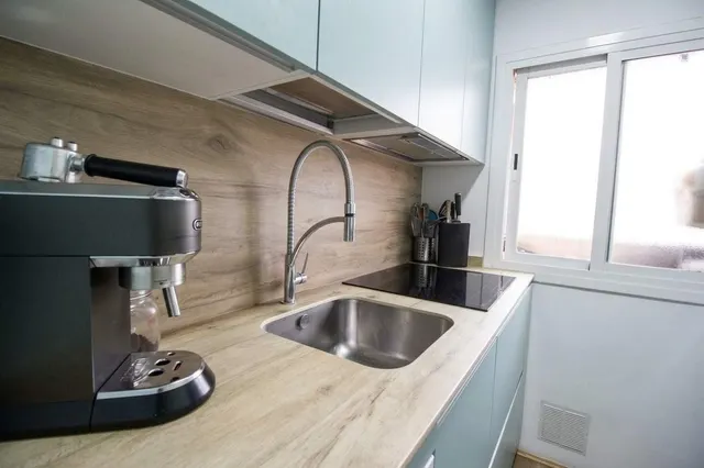 Piso reformado de tres habitaciones con terraza — 16