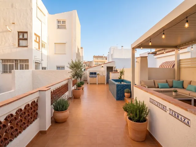 Edificio independiente con patio y terraza junto a Plaza Cas - foto 5
