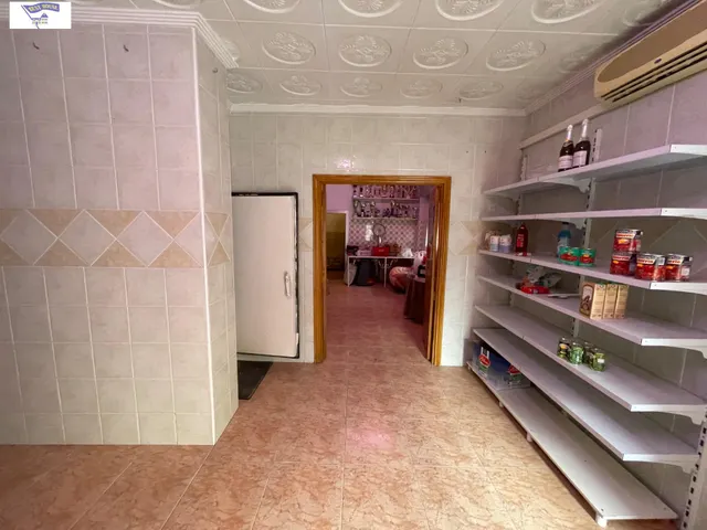 LOCAL ESQUINERO CON POSIBILIDAD DE CONVERSIÓN A VIVIENDA — 13