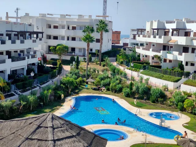 Amplio apartamento de 3 dormitorios a 600 metros de la playa y servicios — 23