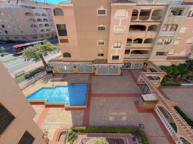 Amplio apartamento con 3 dormitorios y gran terraza con vistas a la piscina + Garaje incluido en el precio — 8