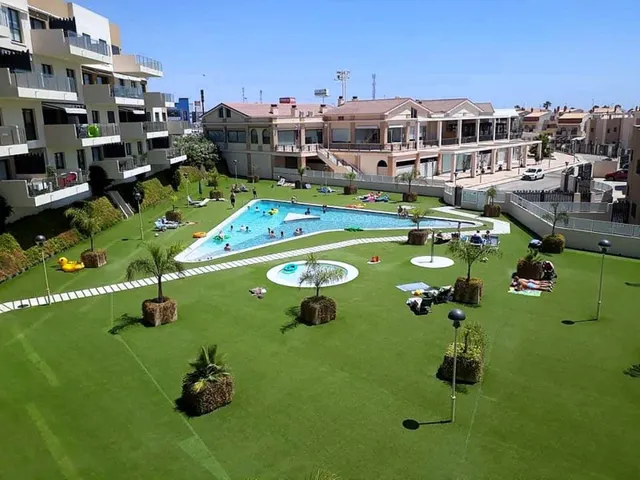 Planta baja moderna (aprox. 63 m2) con 2 dormitorios, 2 baños y amplia terraza/jardín. Gran zona de piscina, cerca del La Zenia Boulevard, ¡y a 15 minutos a pie de la Playa de La Zenia! — 33