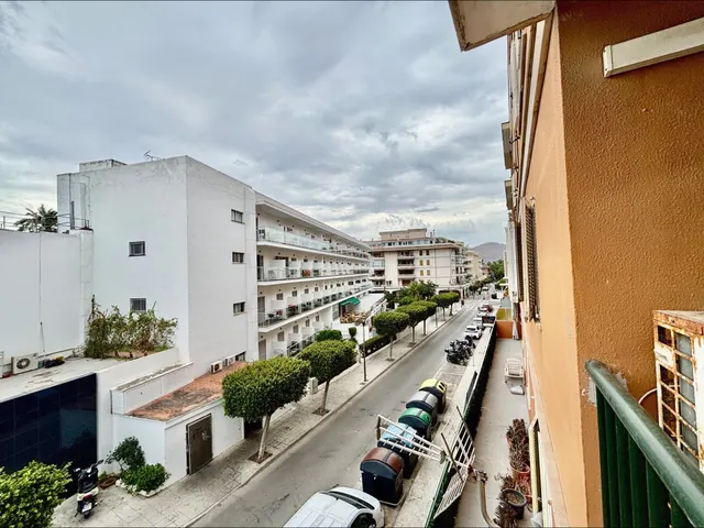 Apartamento luminoso y semi reformado de 4 dormitorios en el corazón de Port d’Alcúdia — 9