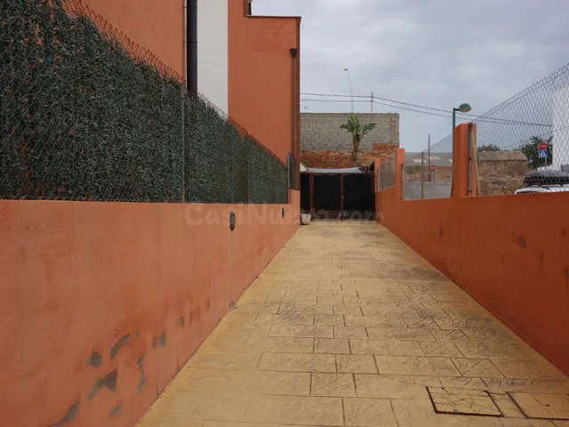 Chalet de 3 habitacions y 3 baños con parking en Almazora - foto 4