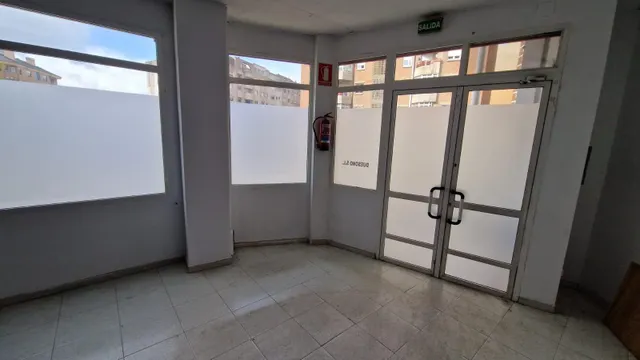SE VENDE O SE ALQUILA LOCAL EN ZONA ALTA. AV CASTILLO Nº5 — 7