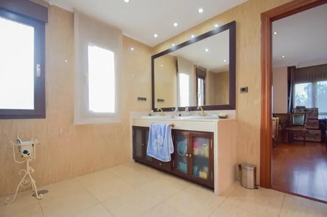 Chalet en venta en Maracena — 35