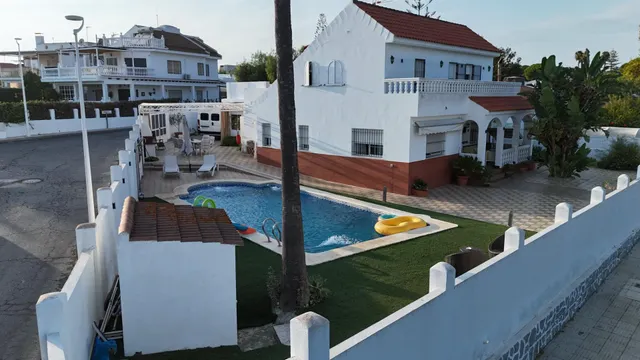 Chalet independiente de esquina con piscina y terraza con vistas al mar en El Rompido Cartaya, Huelva. — 7