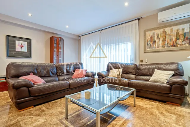 Casa adosada en venta en Passatge de Montbrió del Camp, Reus. — 11