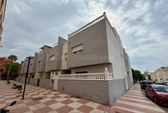 Chalet pareado tipo tríplex de 266 m2 con 4 dormitorios, terrazas, garaje y bodega en Aguadulce Sur — 2