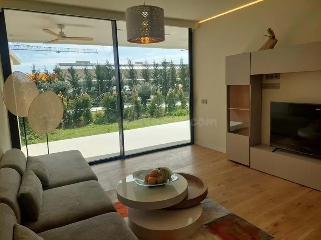MODERNO APARTAMENTO DE ESQUINA DE 2 DORMITORIOS CON JARDÍN P