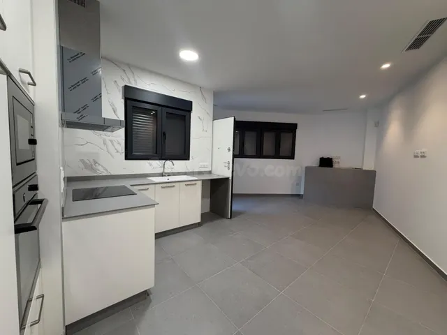 Estrena diseño y máxima eficiencia en esta moderna planta baja reformada con piscina y garaje — 2