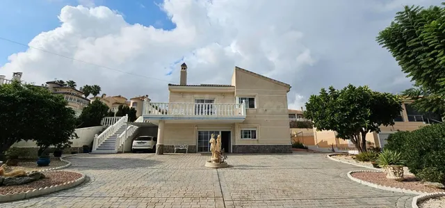 Impresionante villa independiente de 4 dormitorios con pisci