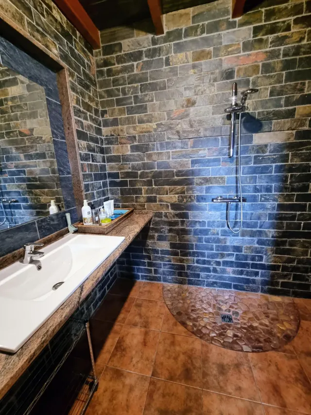 CASAS INDIVIDUALES  CON PARCELAS EN CIMBRIO (BARCENA DEL BIERZO) — 15
