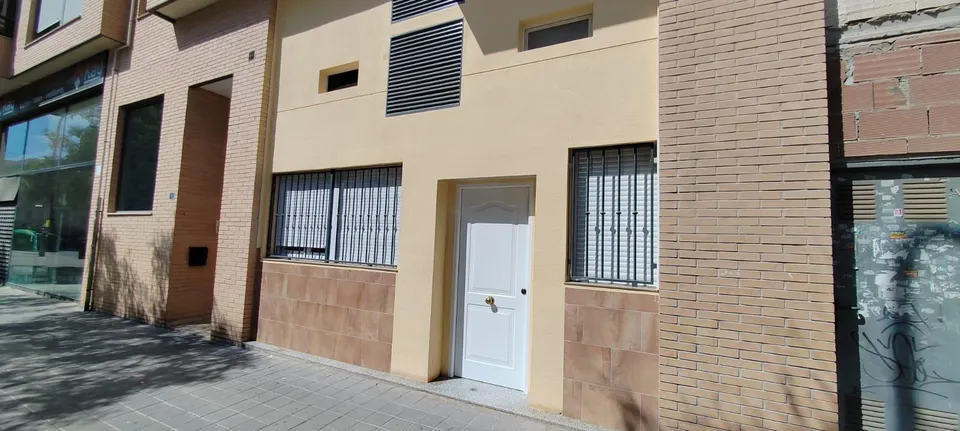 SE VENDE LOCAL CONVERTIDO A VIVIENDA / 2 ALTURAS / ZONA HOSPITAL