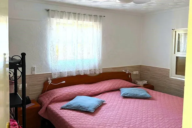 Bungalow reformado con 2 dormitorios, 1 baño y una amplia terraza frontal. Zona tranquila cerca de colegios y con buenas conexiones de transporte público. — 15