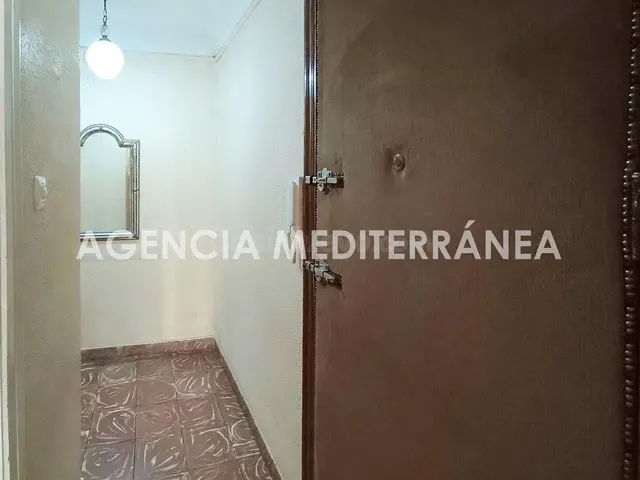 ¡Gran oportunidad de inversión en En Corts! Piso exterior con balcón y muchas posibilidades — 2