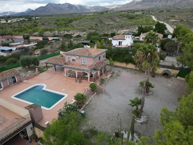 Espectacular chalet con piscina y gran jardín en Albatera — 2