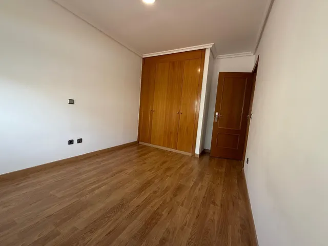 Piso en la zona del Hospital Dr. Negrín y campo de golf Las Palmeras. — 17