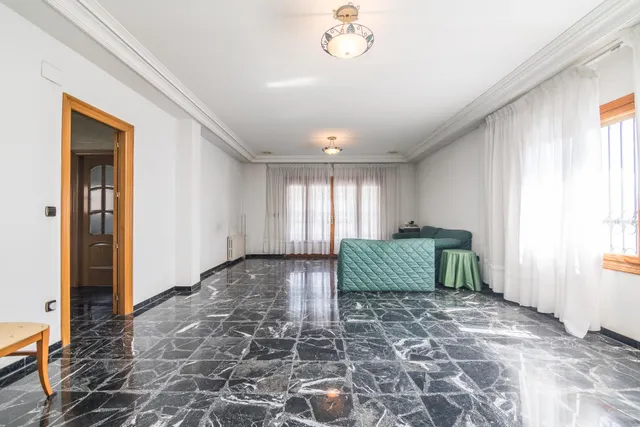 ESPECTACULAR CHALET EN ZONA CIUDAD JARDIN — 28