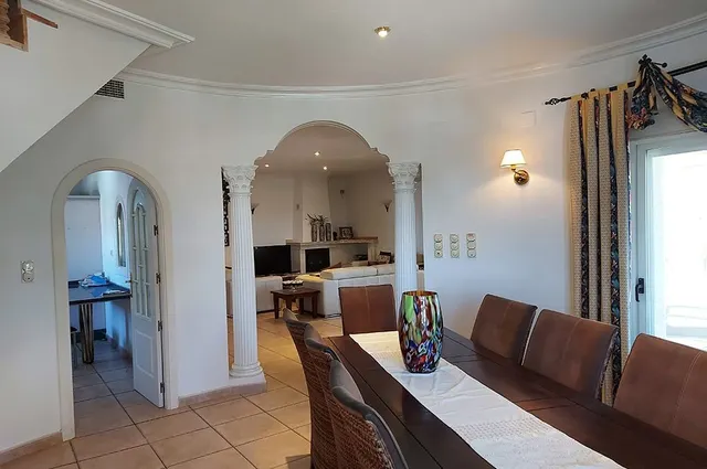 Estupenda villa con vistas al campo de golf y al mar. — 3