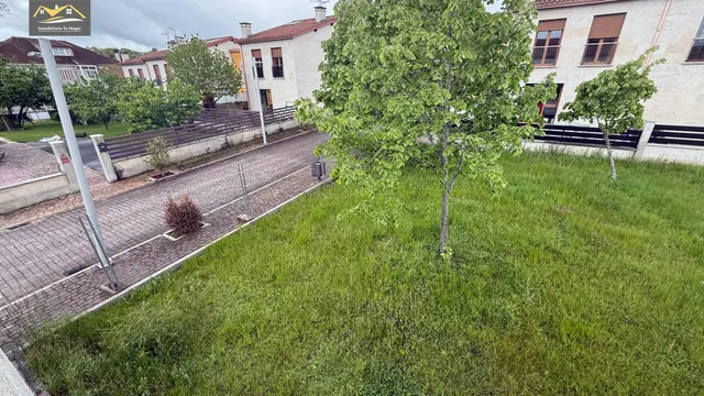 Chalé adosado, con terraza 30m , jardín 70m , garaje para 2 coches. 5 habitaciones. 3 baños. Cocina salón comedor de 35 m2. Magnificas vistas. Muy soleados — 32