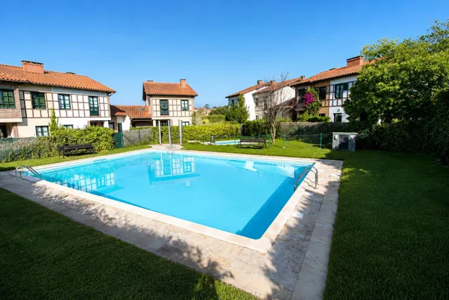 CHALET CON JARDIN Y GARAJE EN COMILLAS — 46