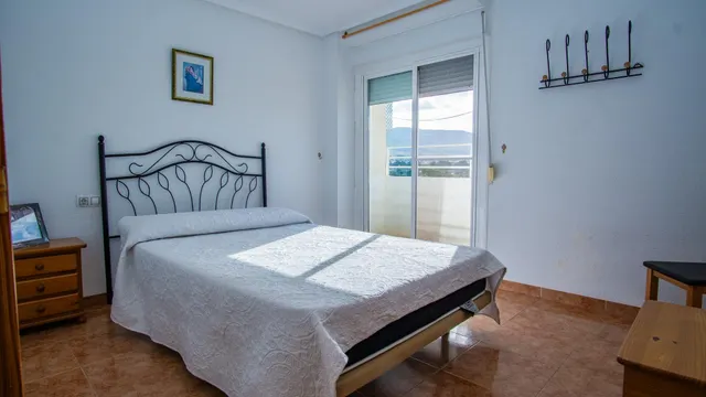 Piso muy luminoso con vistas despejadas y listo para entrar a vivir en zona San Francisco de Elda — 9