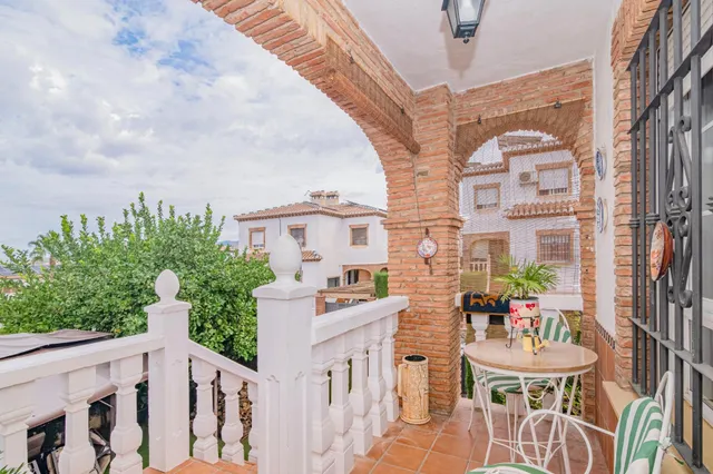 ¡AMPLIA CASA DE 4 DORMITORIOS, 3 BAÑOS Y CALEFACCIÓN CENTRAL - foto 5