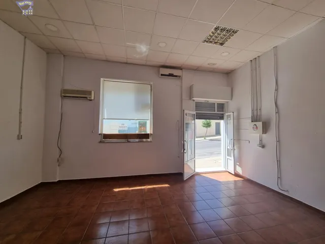 SE VENDE LOCAL COMERCIAL EN ZONA FUENTE DEL RÍO — 2