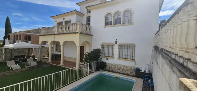 Impresionante Chalet en Urbanización Encinares de Alcolea con Piscina y Amplias Estancias — 3